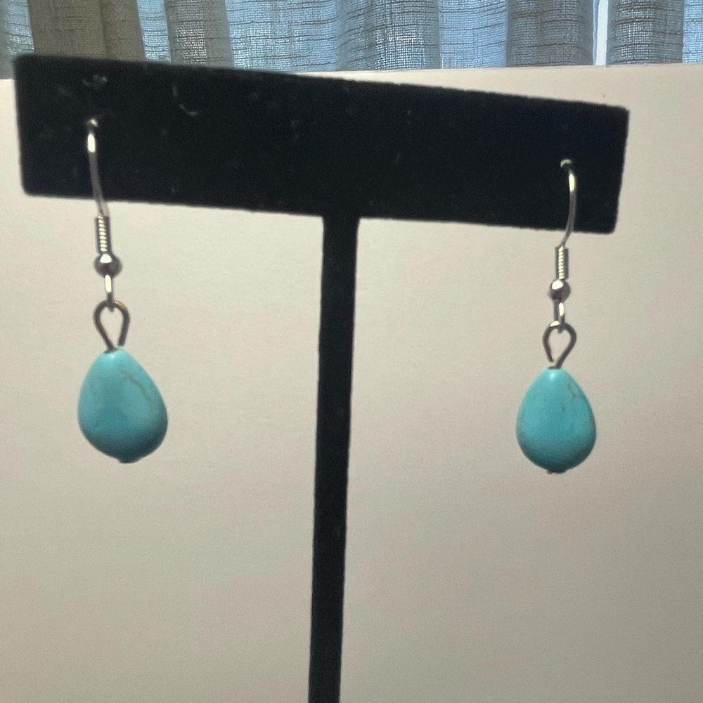 Very long silver tone chain with faux turquoise round pendant and earrings - Picture 4 of 6